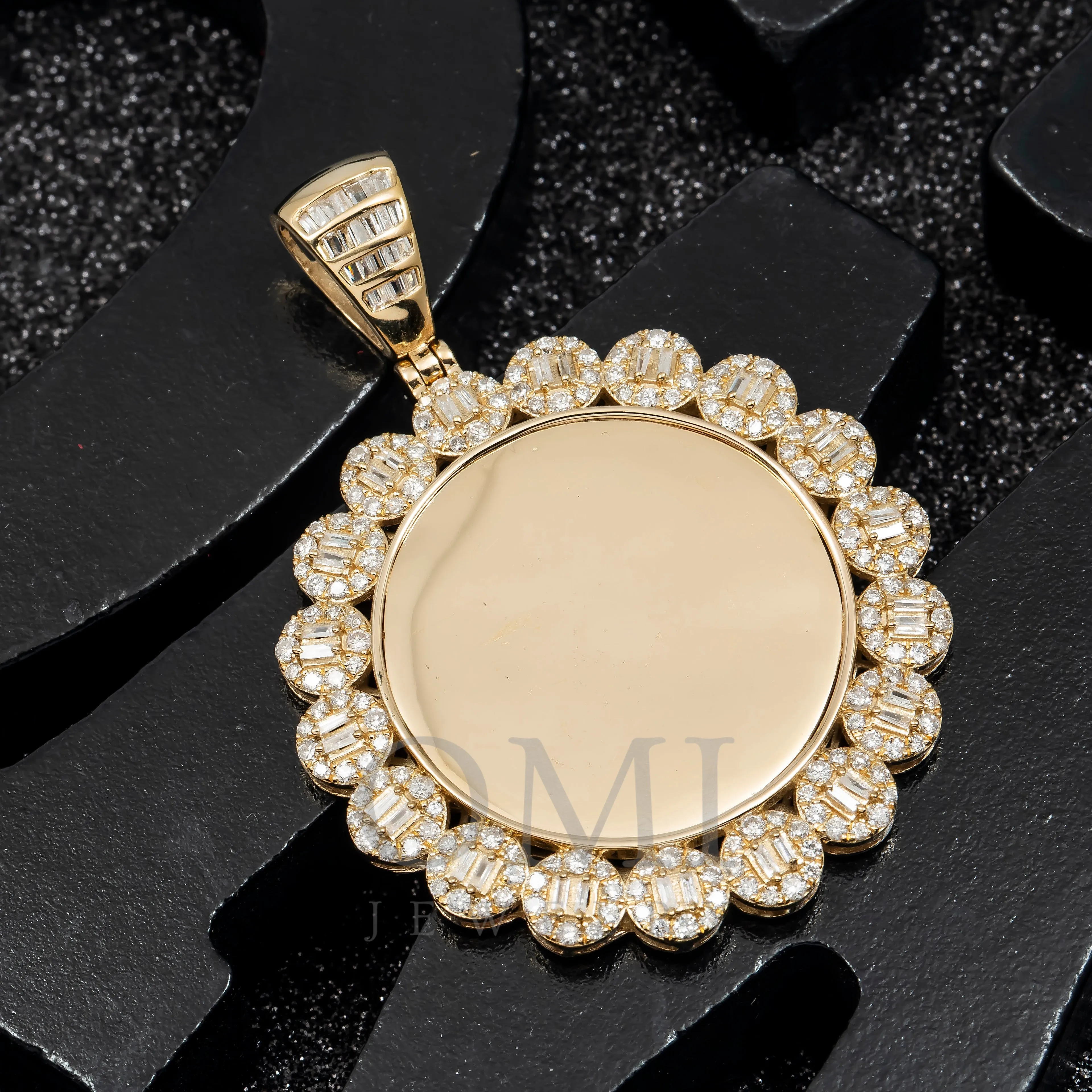 14K GOLD BAGUETTE AND ROUND DIAMOND CIRCLE PICTURE PENDANT 2.62 CT